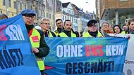 Beschäftigte verschiedener Einzelhandelsunternehmen demonstrieren auf dem Erfurter Anger.