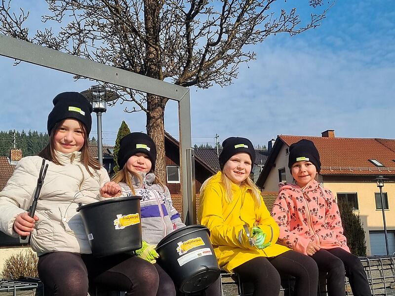 Sie warten auf ihren Einsatz &ndash; engagierte Kinder in Steinwiesen.