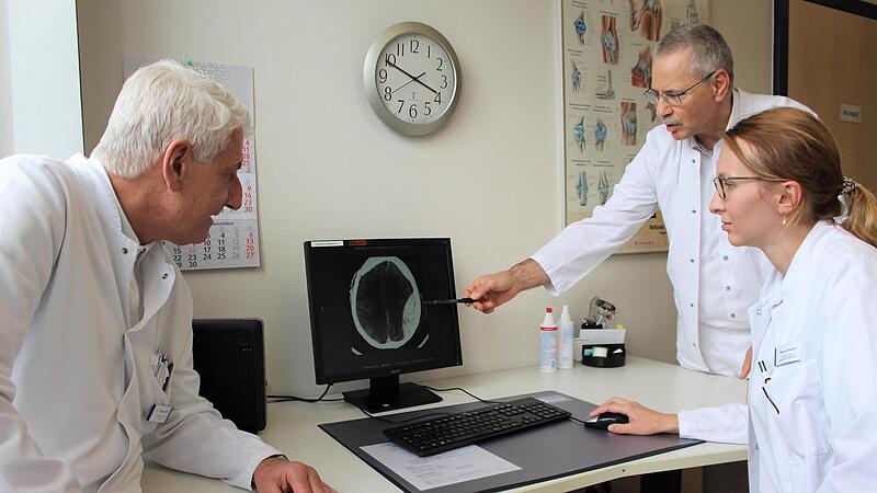 Dr. Thomas Mielke (links), Dr. Wes Nakchbandi und Marina Deckert besprechen sich auch über Fachgrenzen hinweg in der Ambulanz der Franz- von-Prümmer-Klinik. Foto: Julia Raab Dr. Thomas Mielke (links), Dr. Wes Nakchbandi und Marina Deckert besprechen sich auch über Fachgrenzen hinweg in der Ambulanz der Franz- von-Prümmer-Klinik. Foto: Julia Raab