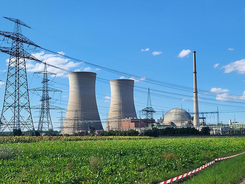Noch stehen die Türme des Atomkraftwerkes in Grafenrheinfeld. In wenigen Stunden werden sie gesprengt.