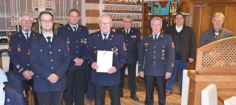 Ehrung von Thomas Mertel mit dem staatlichen Ehrenzeichen des Freistaates Bayern in Gold für 40- jährige Dienstzeit (von links): Horst Fischer (Zweiter Vorsitzender), Jochen Fiedler (Erster Vorsitzender), Mario Backer (Erster Kommandant), Thomas Mertel (geehrt für 40 Jahre aktiven Dienst), KBI Matthias Schuhbäck, KBR Joachim Ranzenberger, Zweiter Bürgermeister Michael Zwingmann, Landrat Klaus Löffler
