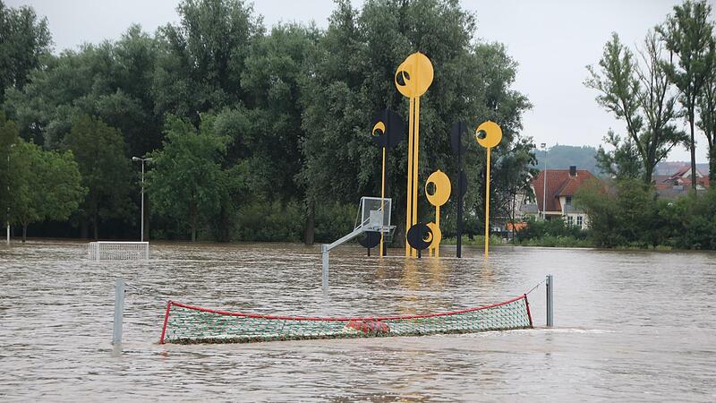 Das Volleyballnetz war in H&ouml;chstadt fast komplett in den Fluten verschwunden.