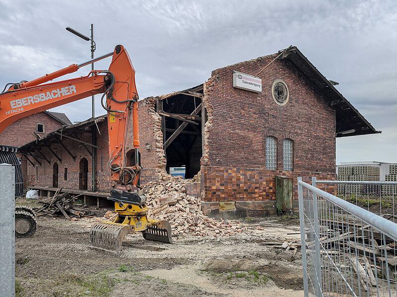 Im Sommer 2023 ist der Abbruch des historischen Güterbahnhofs von Kulmbach in vollem Gange. Aufnahme aus dem Schwarzbuch der Deutschen Stiftung Denkmalschutz.