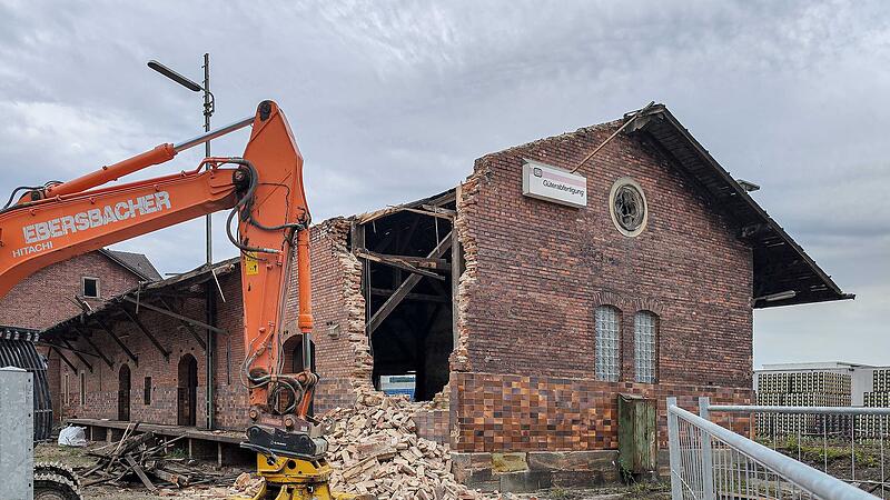 Im Sommer 2023 ist der Abbruch des historischen Güterbahnhofs von Kulmbach in vollem Gange. Aufnahme aus dem Schwarzbuch der Deutschen Stiftung Denkmalschutz.