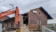 Im Sommer 2023 ist der Abbruch des historischen Güterbahnhofs von Kulmbach in vollem Gange. Aufnahme aus dem Schwarzbuch der Deutschen Stiftung Denkmalschutz. Im Sommer 2023 ist der Abbruch des historischen Güterbahnhofs von Kulmbach in vollem Gange. Aufnahme aus dem Schwarzbuch der Deutschen Stiftung Denkmalschutz.