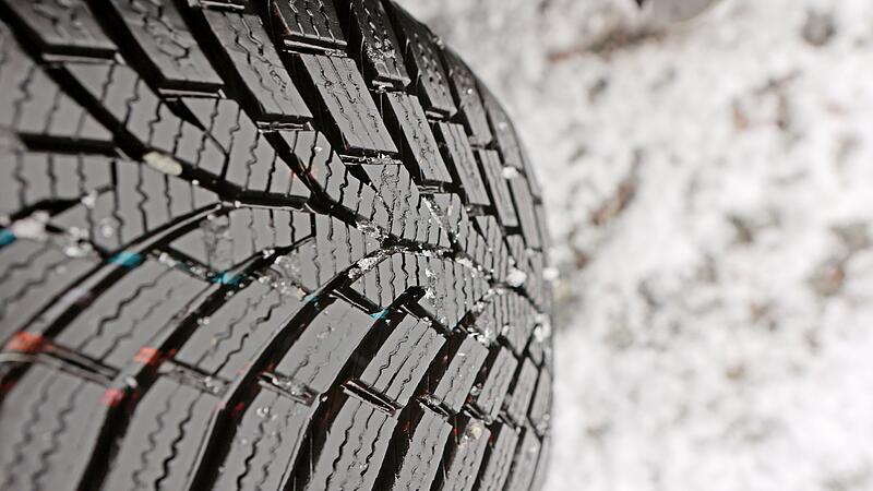 Profil eines Winterreifens auf schneebedeckter Straße