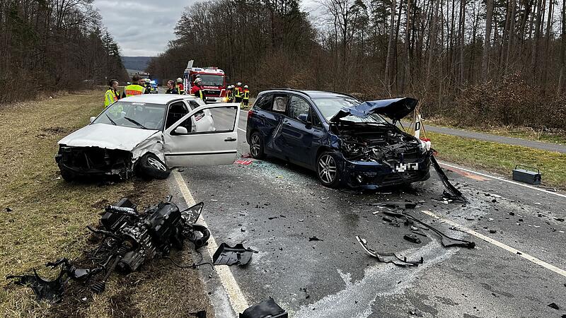 Bei dem Zusammenstoß auf der Staatsstraße 2281 zwischen Bamberg und Pödeldorf wurde der Motorblock aus einem der Fahrzeuge gerissen.
