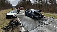 Bei dem Zusammenstoß auf der Staatsstraße 2281 zwischen Bamberg und Pödeldorf wurde der Motorblock aus einem der Fahrzeuge gerissen.