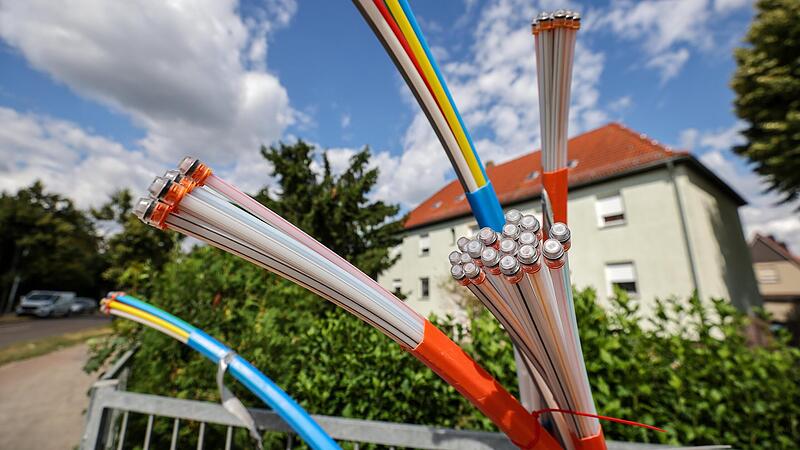 Schnelles Internet in jedes Haus – der Ausbau mit der Glasfaser-Technologie läuft vielerorts auf Hochtouren.