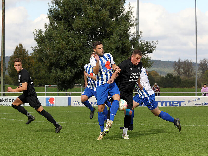 Neun Stück schenkten Mario Meths (rechts) Pettstadt der SpVgg Ebing am ersten Spieltag ein. Beim Wiedersehen am ersten Rückrundenspieltag war Spielertrainer Michael Pitzer (links) nicht mehr dabei.