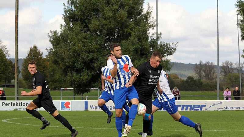 Neun Stück schenkten Mario Meths (rechts) Pettstadt der SpVgg Ebing am ersten Spieltag ein. Beim Wiedersehen am ersten Rückrundenspieltag war Spielertrainer Michael Pitzer (links) nicht mehr dabei.