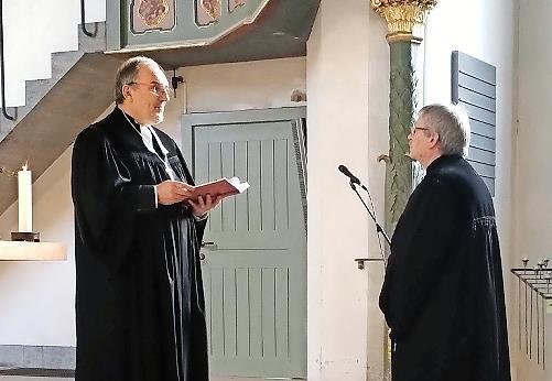 Dekan Andreas Kleefeld (links) entpflichtet Pfarrer Dieter St&ouml;&szlig;lein aus dem Kirchendienst.