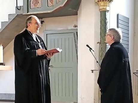 Dekan Andreas Kleefeld (links) entpflichtet Pfarrer Dieter Stößlein aus dem Kirchendienst. Dekan Andreas Kleefeld (links) entpflichtet Pfarrer Dieter Stößlein aus dem Kirchendienst.