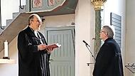 Dekan Andreas Kleefeld (links) entpflichtet Pfarrer Dieter St&ouml;&szlig;lein aus dem Kirchendienst.