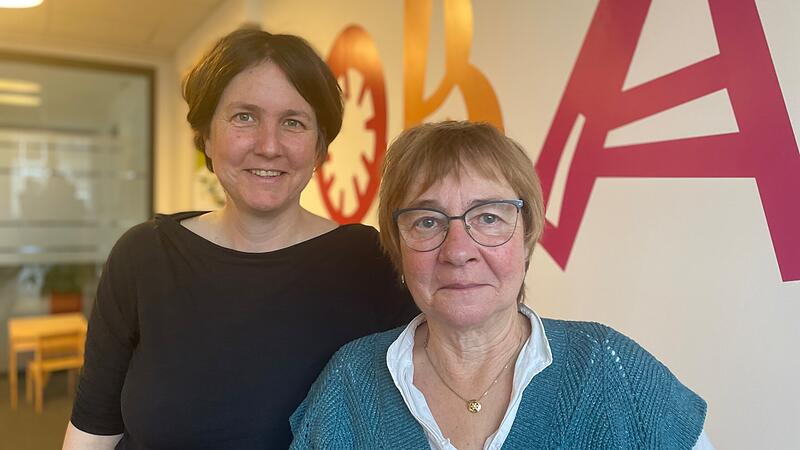 Die Leiterin der OBA, Simone Fahmy (l.), zusammen mit der Ehrenamtlichen Christine Sauerborn. Sauerborn engagiert sich schon seit mehr als zwanzig Jahren bei der OBA.