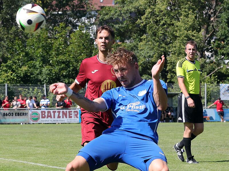 David Stretz (in Blau) und der FC Oberhaid haben sich zum Eberner Altstadtfest mit 1:1 vom heimischen TV und Hannes Neubauer (hinten) getrennt. sportpress