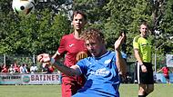 David Stretz (in Blau) und der FC Oberhaid haben sich zum Eberner Altstadtfest mit 1:1 vom heimischen TV und Hannes Neubauer (hinten) getrennt. sportpress David Stretz (in Blau) und der FC Oberhaid haben sich zum Eberner Altstadtfest mit 1:1 vom heimischen TV und Hannes Neubauer (hinten) getrennt. sportpress