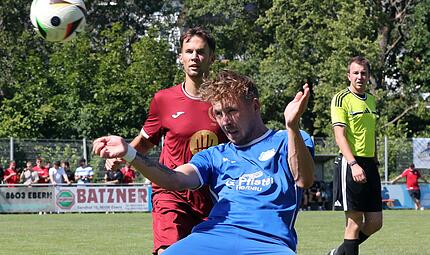 David Stretz (in Blau) und der FC Oberhaid haben sich zum Eberner Altstadtfest mit 1:1 vom heimischen TV und Hannes Neubauer (hinten) getrennt. sportpress David Stretz (in Blau) und der FC Oberhaid haben sich zum Eberner Altstadtfest mit 1:1 vom heimischen TV und Hannes Neubauer (hinten) getrennt. sportpress