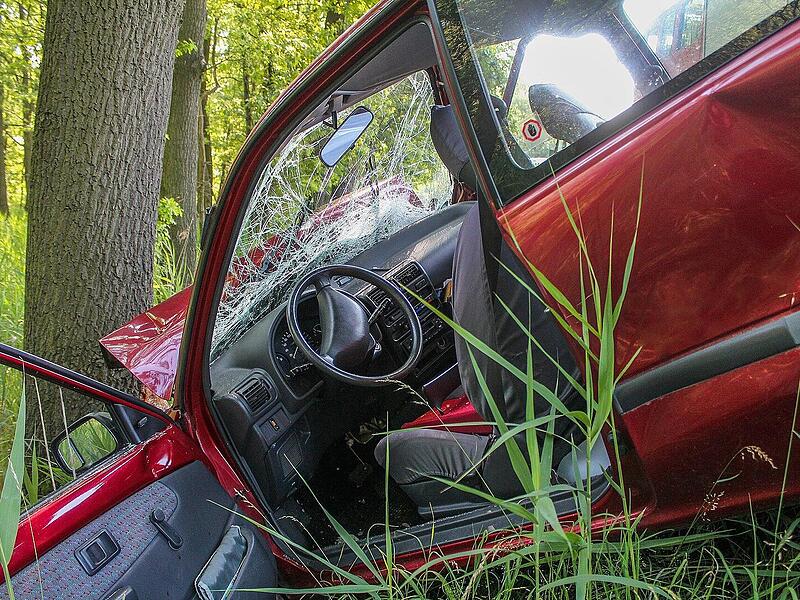Rentner stirbt bei Unfall im Kreis Lichtenfels Das Auto des 18-Jährigen prallte bei Wachenheim an der Weinstraße gegen einen Baum. (Symbolbild)