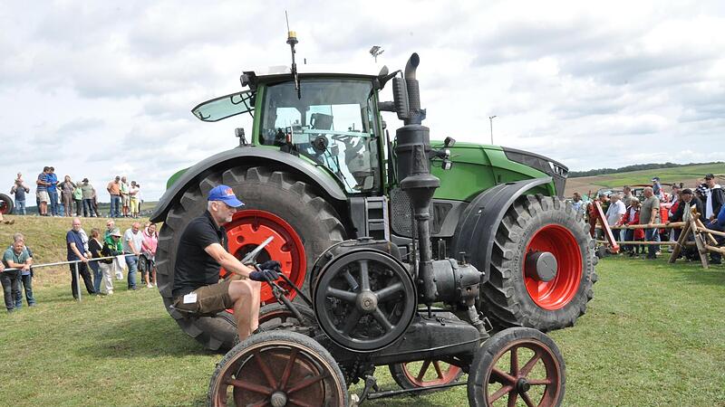 Zeitsprung: vorne Bulldog Baujahr 1924, hinten einer der aktuell gr&ouml;&szlig;ten Schlepper der Welt