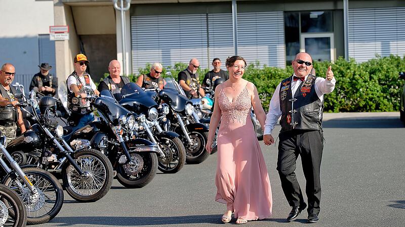 Eine Hochzeit der besonderen Art: Matthias und Monika Gr&ouml;ger aus Ebing feierten ihr Ehegl&uuml;ck mit rund 50 Bikern aus dem Landkreis.