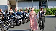 Eine Hochzeit der besonderen Art: Matthias und Monika Gröger aus Ebing feierten ihr Eheglück mit rund 50 Bikern aus dem Landkreis.