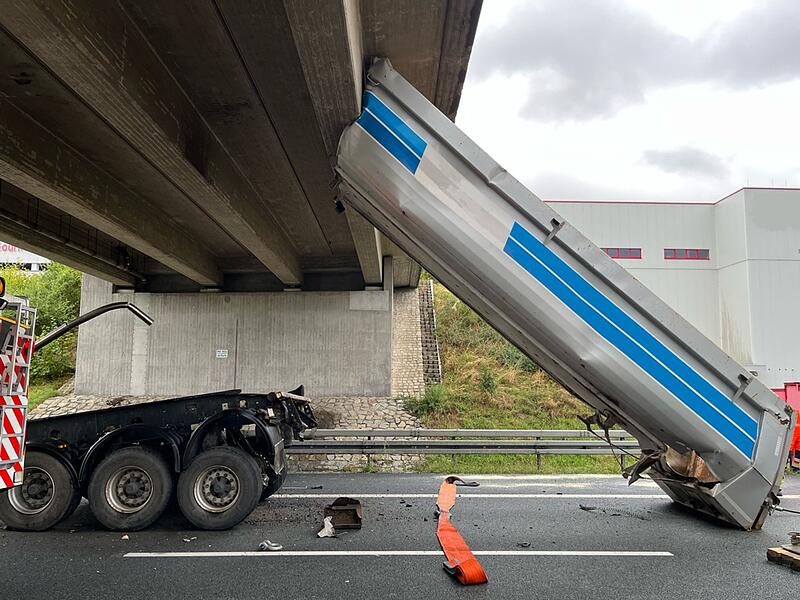 Lastwagenanh&auml;nger steckt unter Br&uuml;cke fest - A9 gesperrt