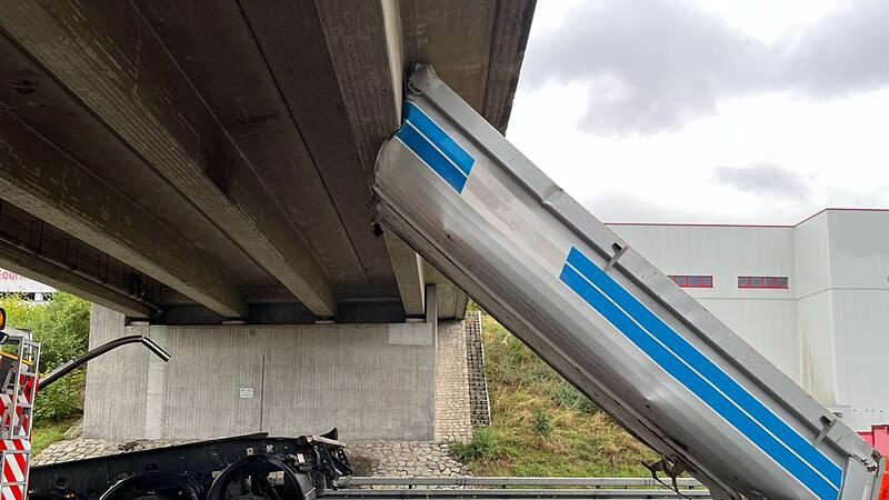 Lastwagenanh&auml;nger steckt unter Br&uuml;cke fest - A9 gesperrt