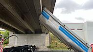 Lastwagenanh&auml;nger steckt unter Br&uuml;cke fest - A9 gesperrt