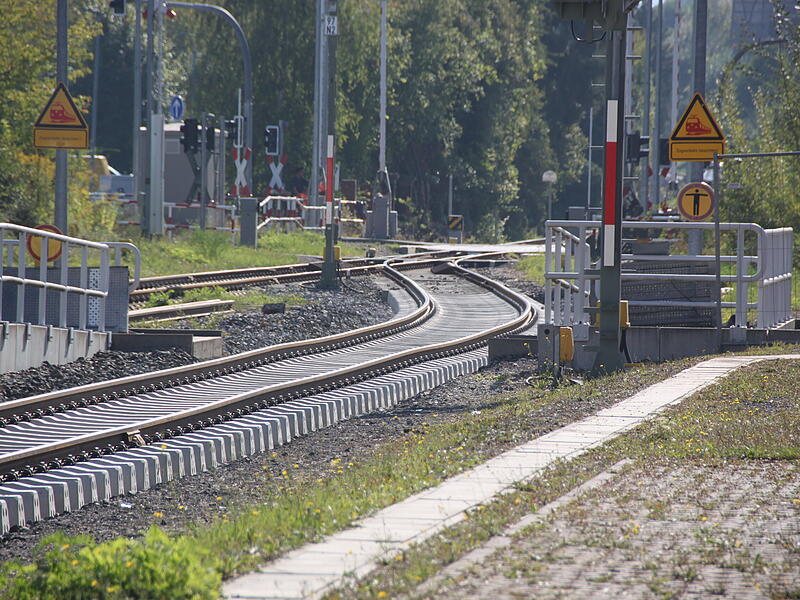 Am Bahnhof in Hammelburg hält aufgrund der Gleiserneuerungsarbeiten aktuell kein Zug. Am Bahnhof in Hammelburg hält aufgrund der Gleiserneuerungsarbeiten aktuell kein Zug.