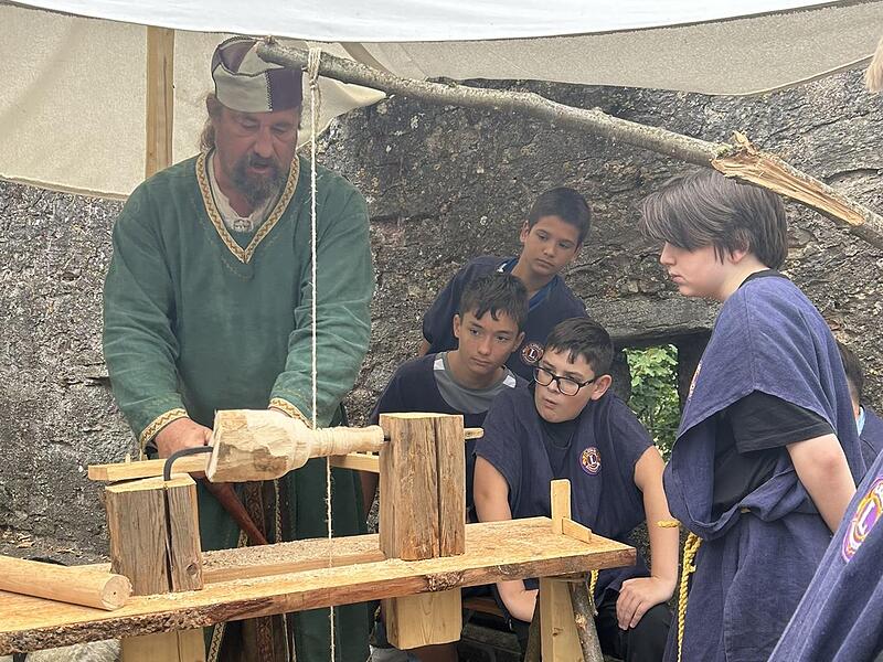 An der Drechselbank erfuhren die Sechsklässler, welche täglich benötigen Gebrauchsgegenstände in früheren Zeiten aus Holz entstanden.