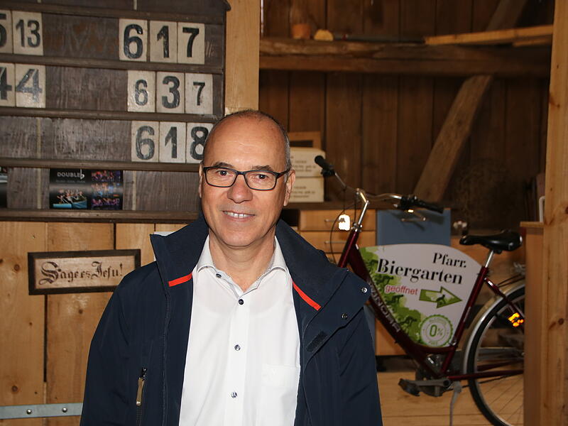 Gemeinsam haben die syrischen Gefl&uuml;chteten und Hans Ulrich Gruber vom Pfarramt in Schwarzach die Scheune der Gemeinde zu einer Event Scheune umgebaut.