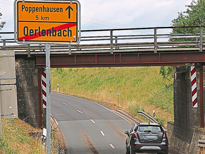 In der Bahnunterf&uuml;hrung steckten zwei Autos fest, da die Unterf&uuml;hrung durch den Starkregen vollgelaufen war. J&uuml;rgen Wittrin