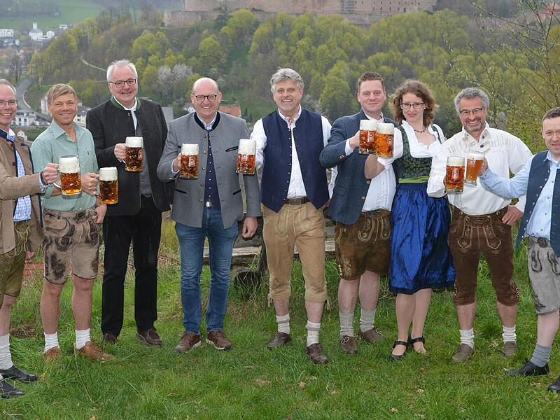 Die Festwirte bei der diesjährigen Bierwoche (von links): Stefan Popp (Gebietsverkaufsleiter), Jürgen Stübinger („Frankenfarm“), Matthias Wuschek („Casablanca“), Michael Dorner (Direktor Handel/Gastronomie), Thorsten Müller (Regionalverkaufsleiter...