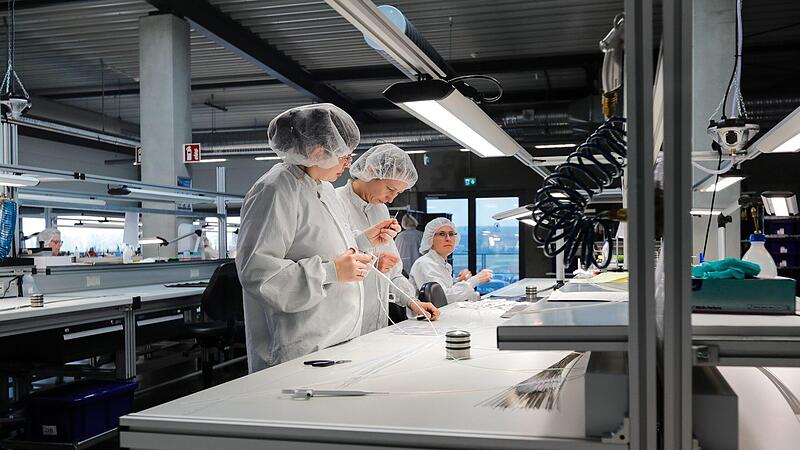 Blick in den Verpackungsreinraum: Nach einer Reinigung werden hier die hergestellten Instrumente in Türen steril verpackt und verschweißt. Blick in den Verpackungsreinraum: Nach einer Reinigung werden hier die hergestellten Instrumente in Türen steril verpackt und verschweißt.
