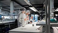 Blick in den Verpackungsreinraum: Nach einer Reinigung werden hier die hergestellten Instrumente in T&uuml;ren steril verpackt und verschwei&szlig;t.