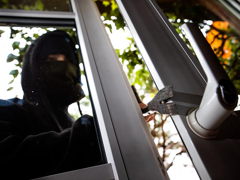 Gestelltes Symbolbild Einbruch