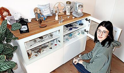 Zehn Jahre danach: Sternenkind-Mama Tanja Bergmann vor dem Schrank voller Erinnerungen an ihr Sternenkind Pascal.