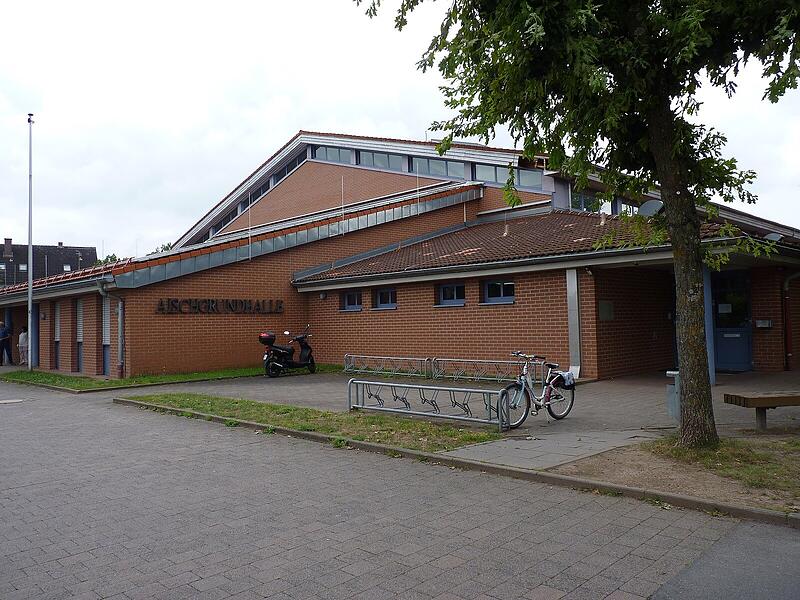 In dieser inzwischen Ewald-M&uuml;nch-Halle genannten Mehrzweckhalle tagt der Gemeinderat Adelsdorf.