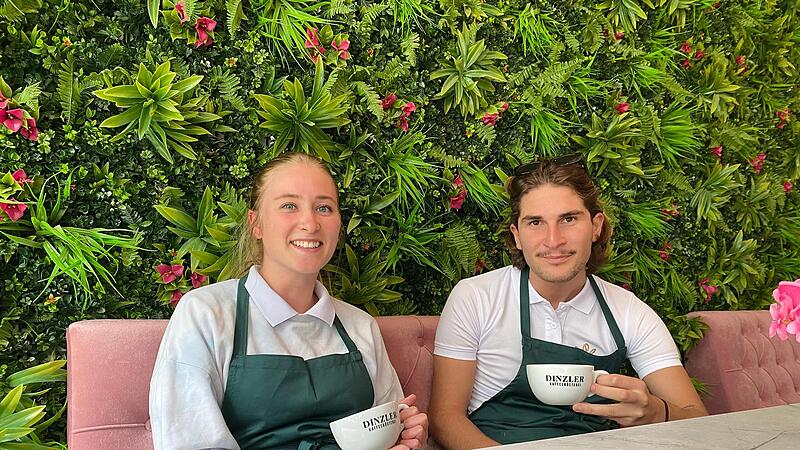 Sally Faust und Matty Behrami geh&ouml;ren zum Personal im neuen &bdquo;Caf&eacute; 10&ldquo; und haben hier kurz Platz genommen vor der imposanten Wiesenwand.