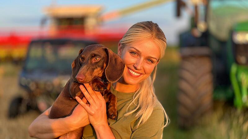 Wo Marie Hoffmann am liebsten ist? Mit dem Dackel draußen in der Natur, respektive auf dem Feld. Wo Marie Hoffmann am liebsten ist? Mit dem Dackel draußen in der Natur, respektive auf dem Feld.