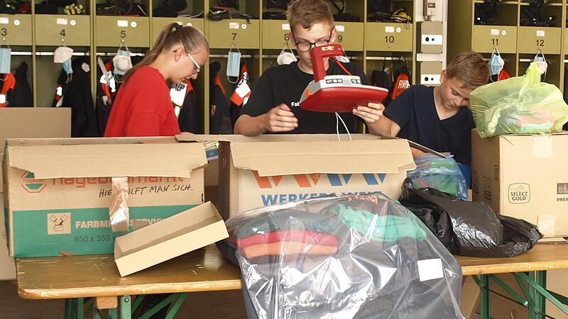 Die Jugendfeuerwehr Steinwiesen half bei der Hilfsaktion der &ouml;rtlichen Feuerwehr tatkr&auml;ftig.