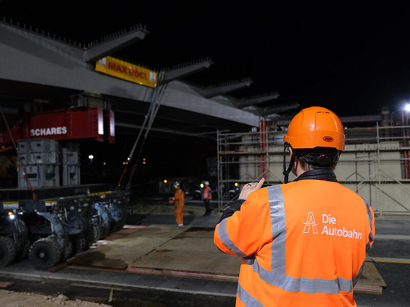 Millimeterarbeit: Die neue Br&uuml;cke ist da