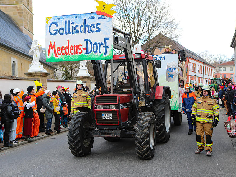 Sonnenschein und gute Laune: Der Faschingsumzug in Memmelsdorf begeistert die Massen.