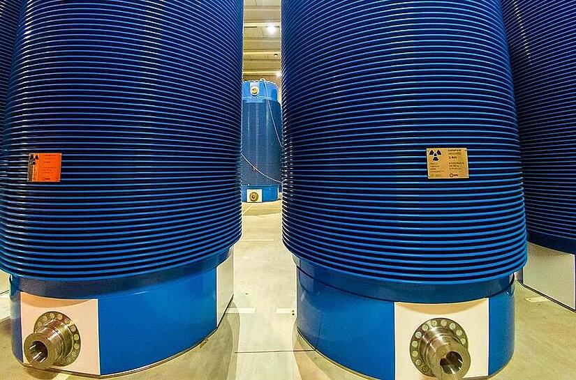 54 Castor-Beh&auml;lter stehen im Zwischenlager in Grafenrheinfeld und warten auf die Abreise.