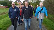 Gut gelaunte Feldgeschworene auf dem Weg nach Buch: Tim Scheppe, Obmann Benno Dausch und Michael Auer (vorne, von links). Der Liederkranz Höchstadt sorgte für ein stimmungsvolles Ambiente während des Abends im Schlossgewölbe in Höchstadt.
