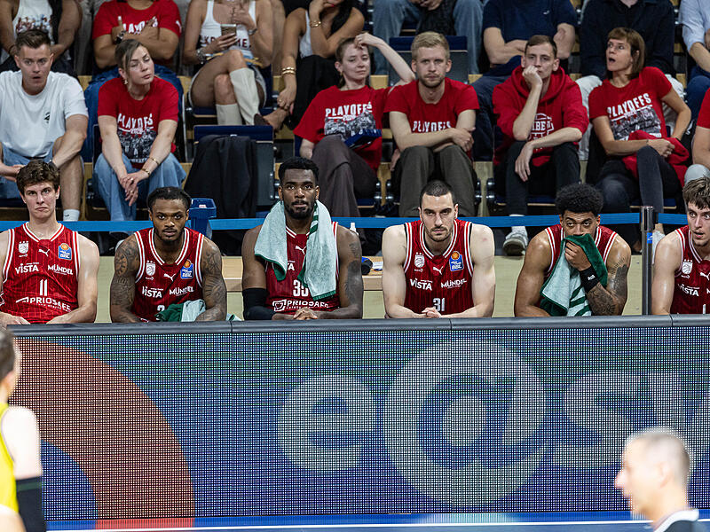 Bediente Bamberger (von links): Richard Balint, Cobe Williams, EJ Onu, Daniel Keppeler, Ibi Watson und Zach Ensminger. Bediente Bamberger (von links): Richard Balint, Cobe Williams, EJ Onu, Daniel Keppeler, Ibi Watson und Zach Ensminger.