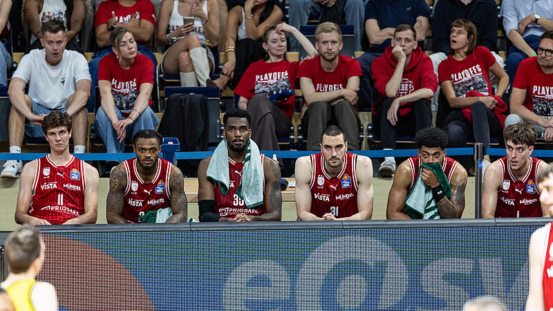 Bediente Bamberger (von links): Richard Balint, Cobe Williams, EJ Onu, Daniel Keppeler, Ibi Watson und Zach Ensminger. Bediente Bamberger (von links): Richard Balint, Cobe Williams, EJ Onu, Daniel Keppeler, Ibi Watson und Zach Ensminger.