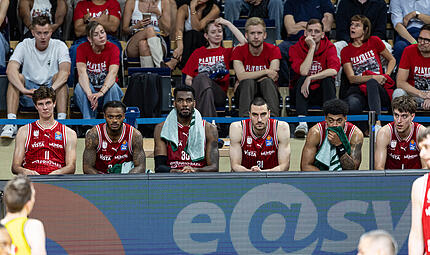 Bediente Bamberger (von links):  Richard Balint, Cobe Williams, EJ Onu, Daniel Keppeler, Ibi Watson und Zach Ensminger.