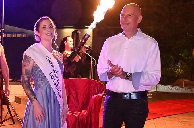 Vanessa I. bei ihrer Inthronisierung im September zusammen mit Landrat Christian Meißner, der sie krönte.